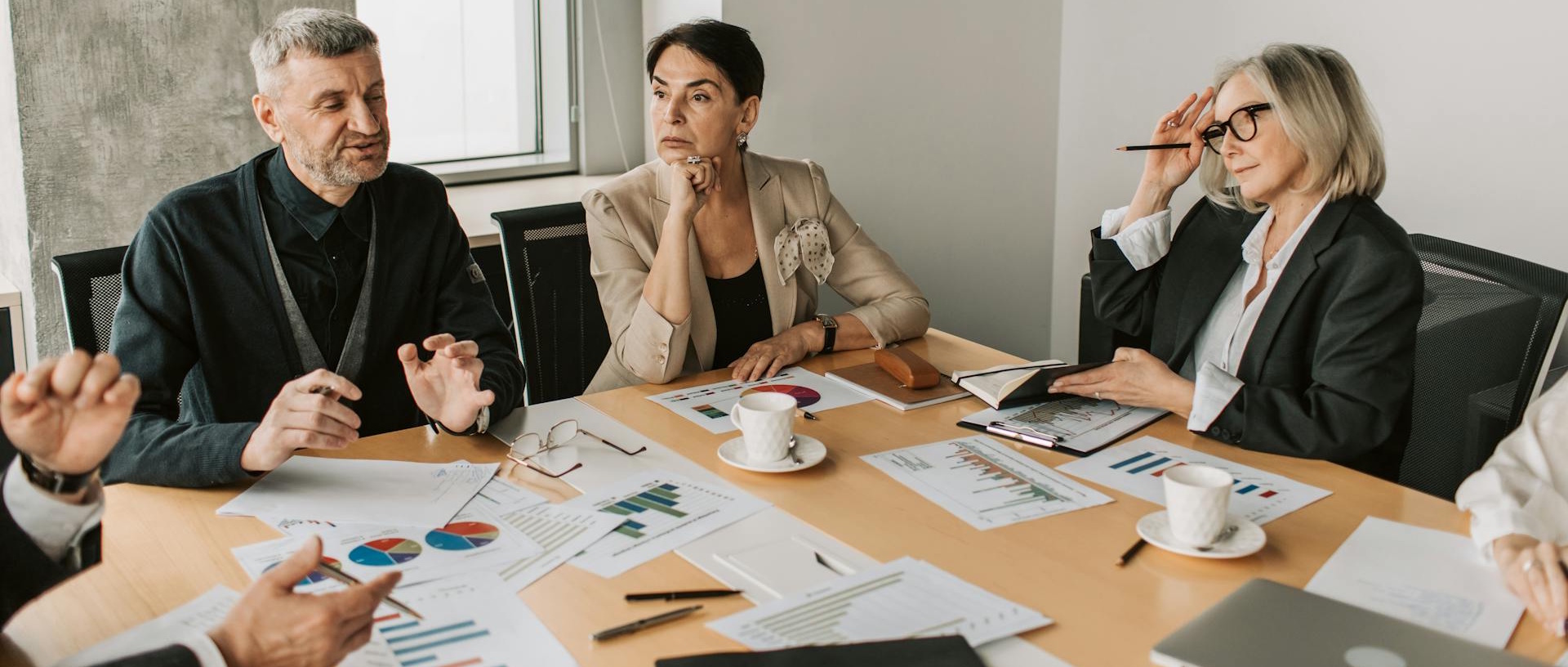 Consultanță - optimizarea resurselor și îmbunătățirea eficienței proceselor, training, selecția și integrarea resurselor umane și tehnologice. 